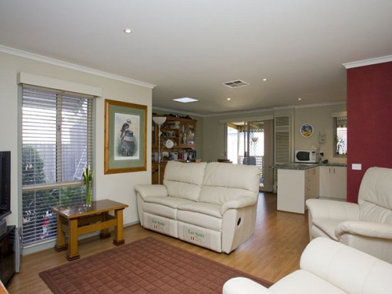 15 Valerian Ave, Altona North image 2