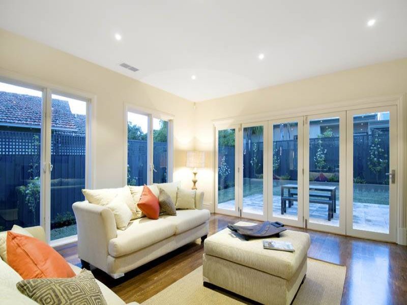 15 Windsor Crescent, Surrey Hills image 8