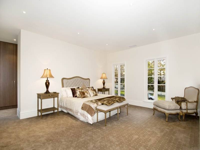 15 Windsor Crescent, Surrey Hills image 11