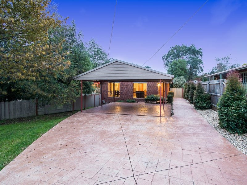 15 Wyuna Walk, Mooroolbark image 2