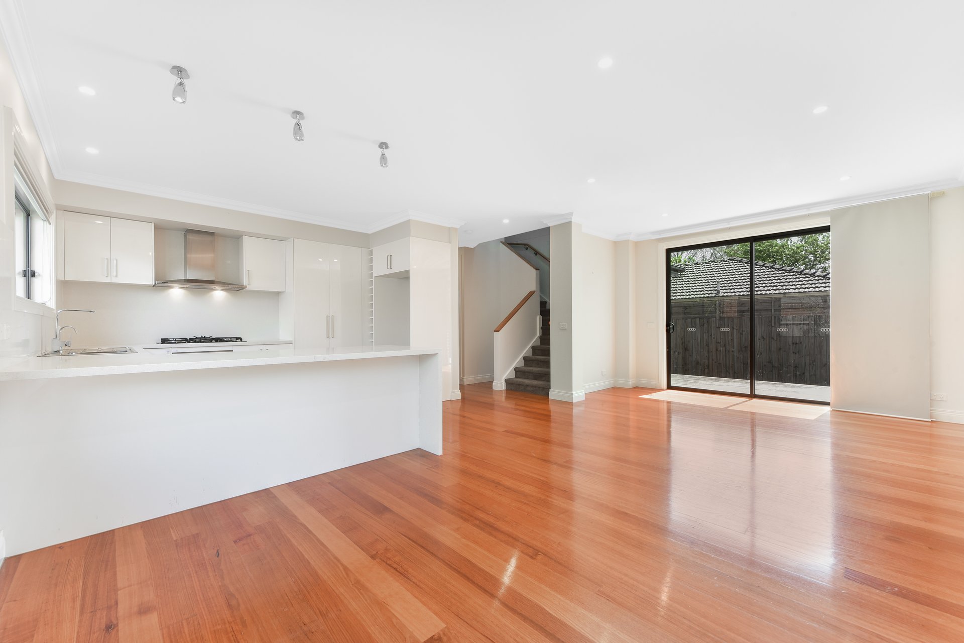 1/50 Myrtle Street, Glen Waverley image 2