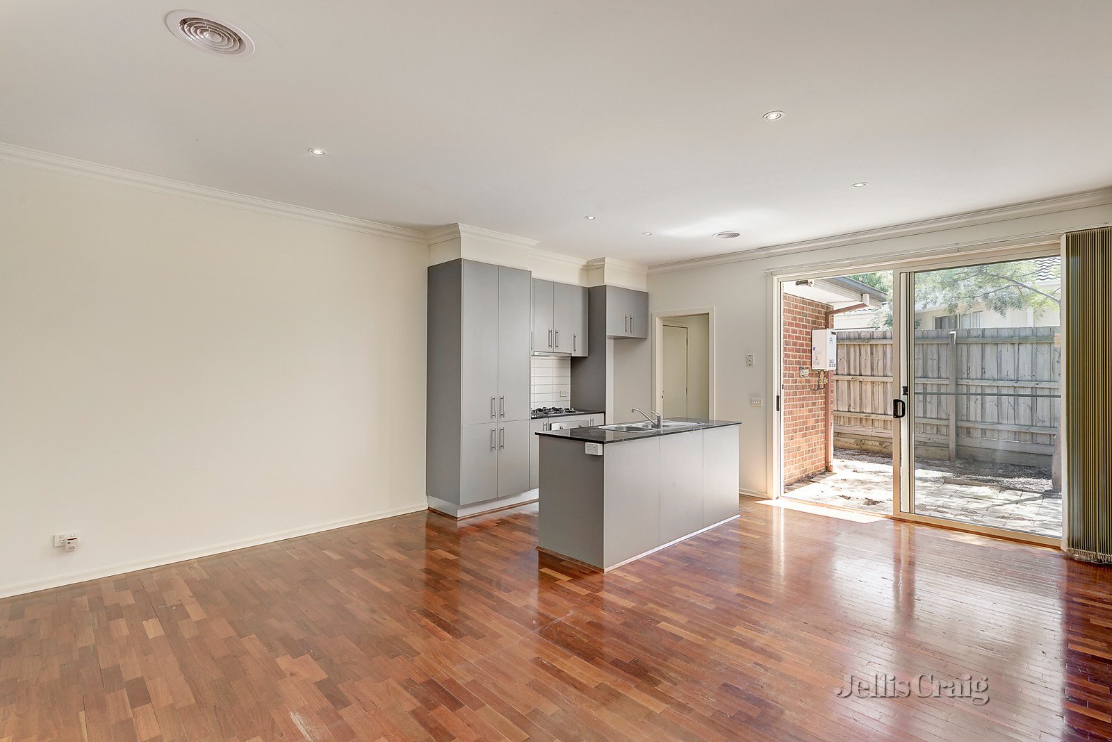 1/533 Springvale Road, Glen Waverley image 2