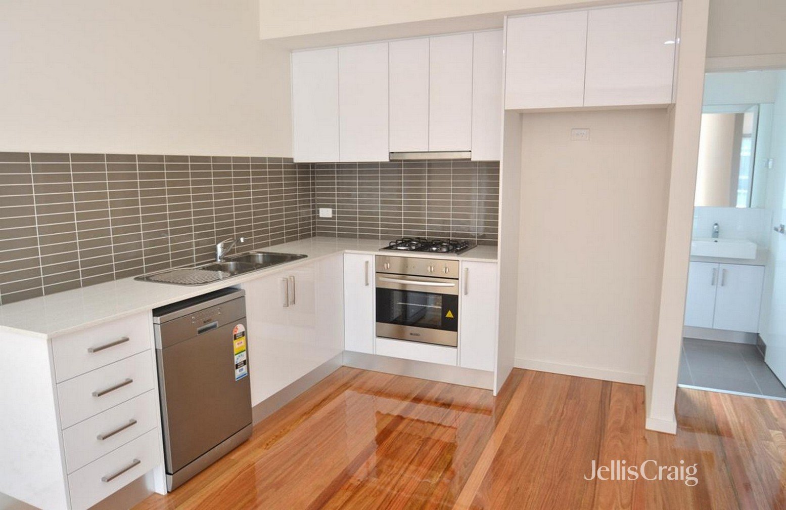 15/4-6 Winifred Street, Essendon image 2