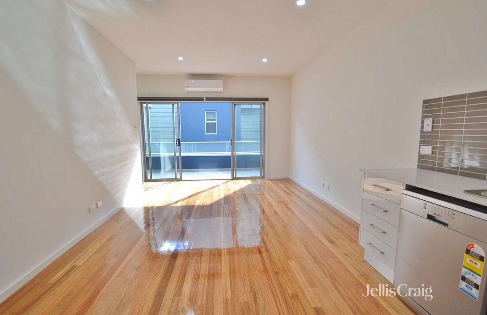 15/4-6 Winifred Street, Essendon image 1