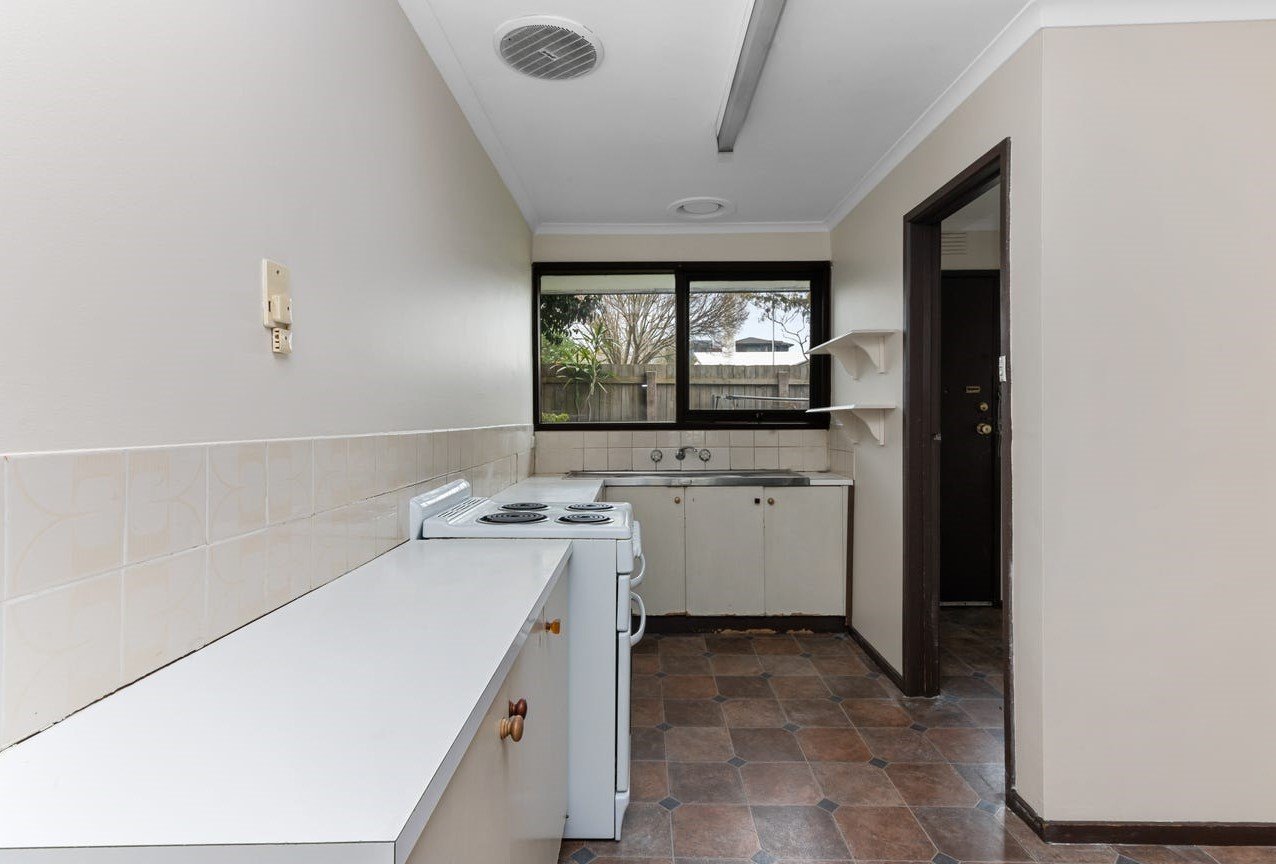1/56 Hewish Road, Croydon image 2