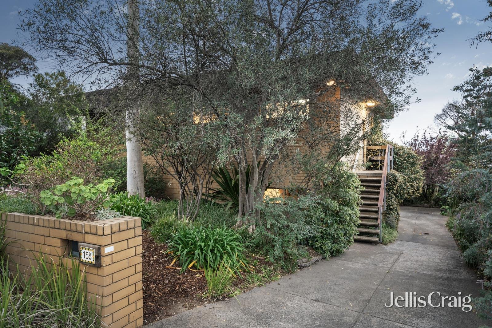 158 Mountain View Parade, Rosanna image 1