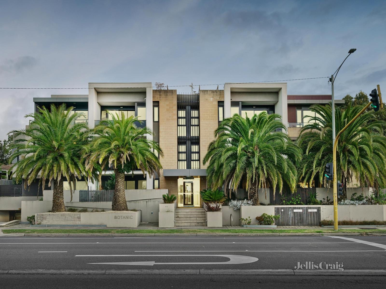 15/872 Doncaster Road, Doncaster East image 1