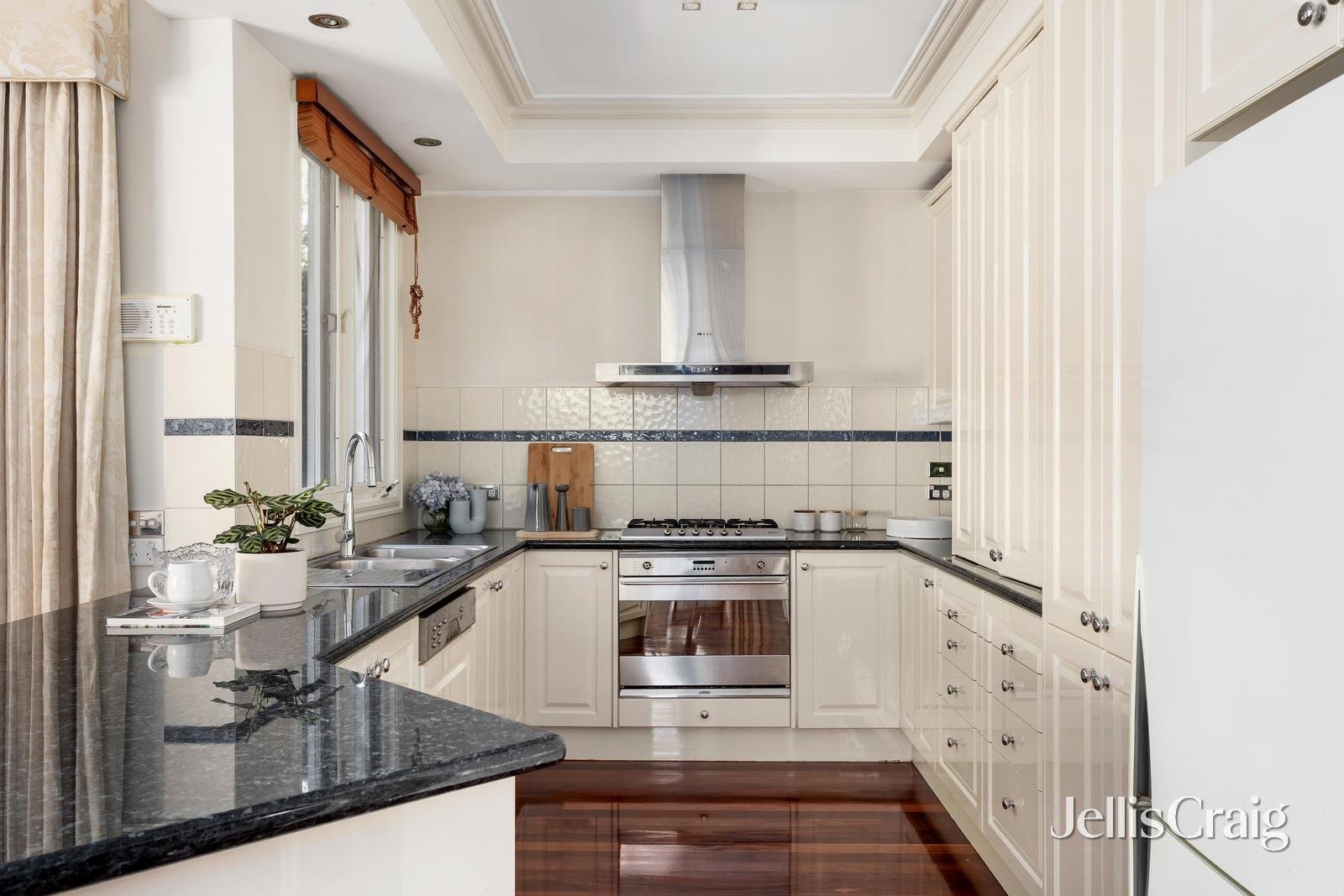 1/59 Kennealy Street, Surrey&nbsp;Hills image 6