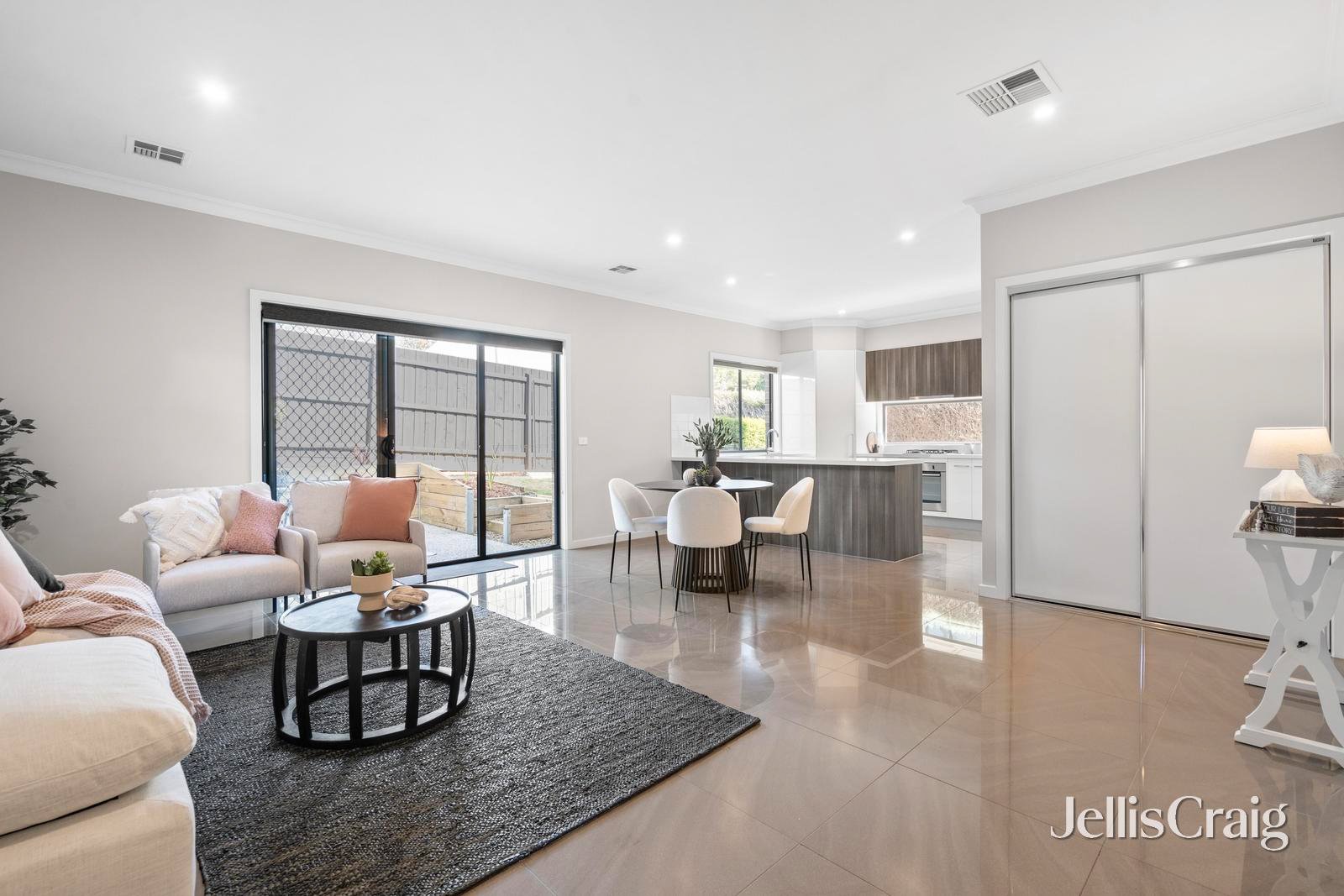 15A Stephen Crescent, Croydon image 3