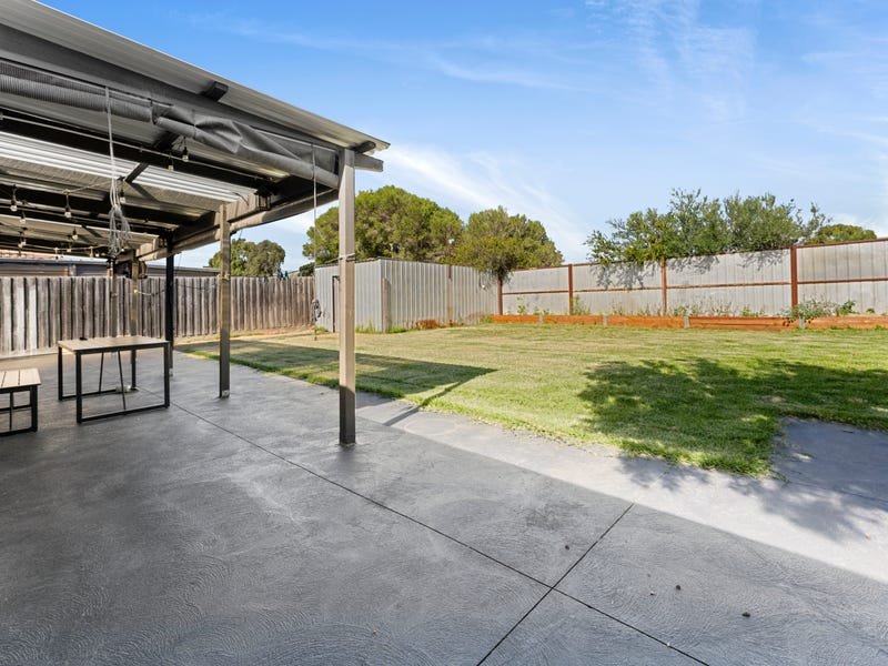 16 Bainbridge Close, Craigieburn image 8