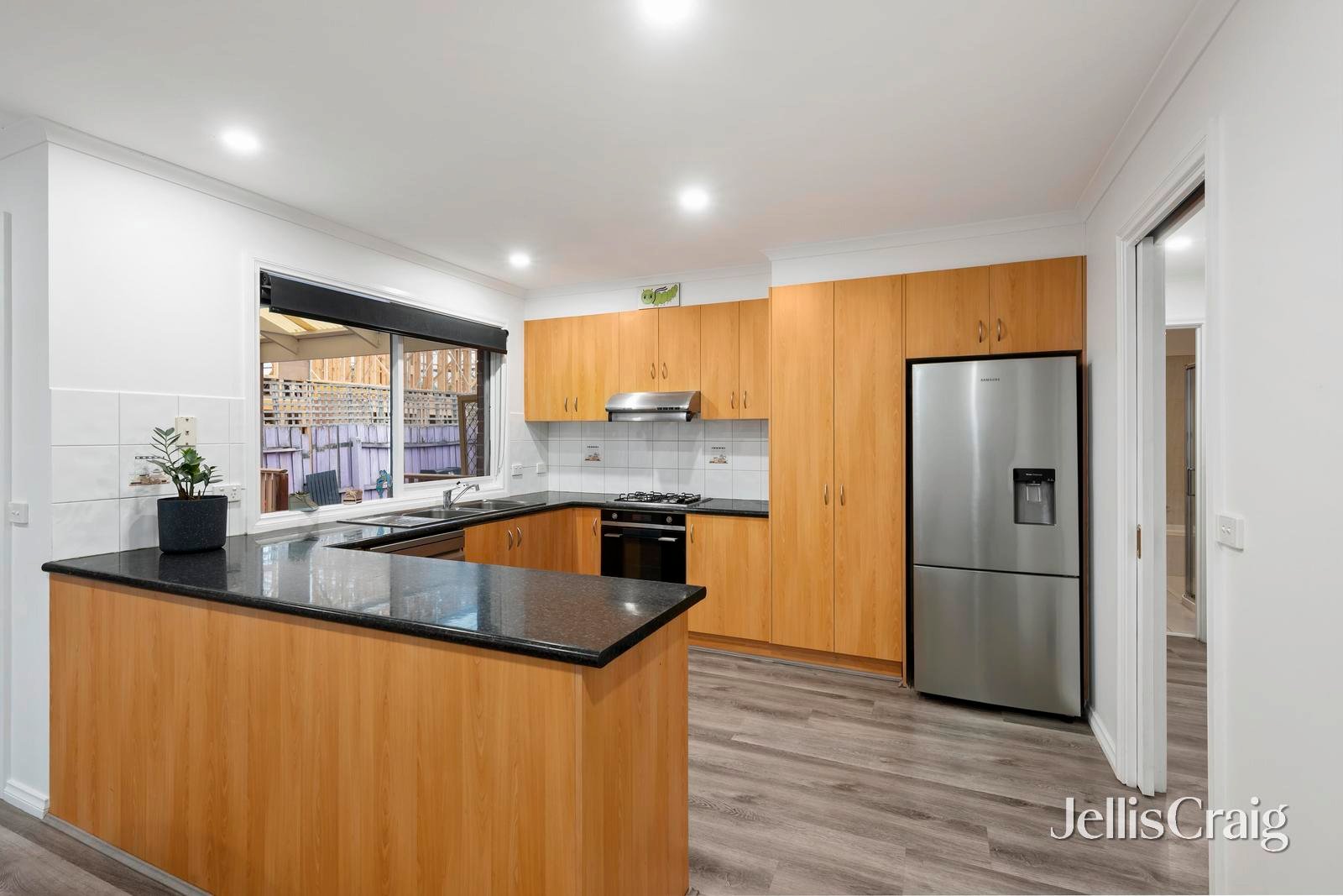 1/6 Basingstoke Road, Mitcham image 6