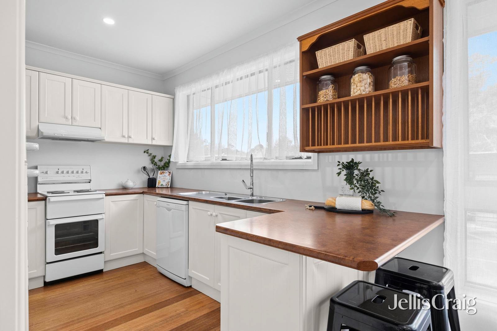 16 Bowen Street, Woodend image 8