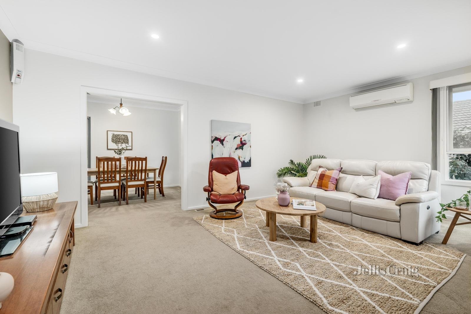 16 Brentwood Drive, Glen Waverley image 2