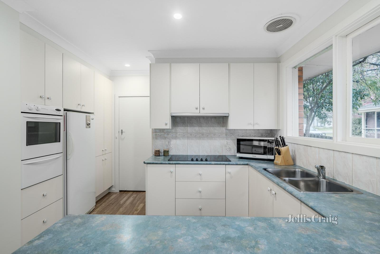 16 Brentwood Drive, Glen Waverley image 3