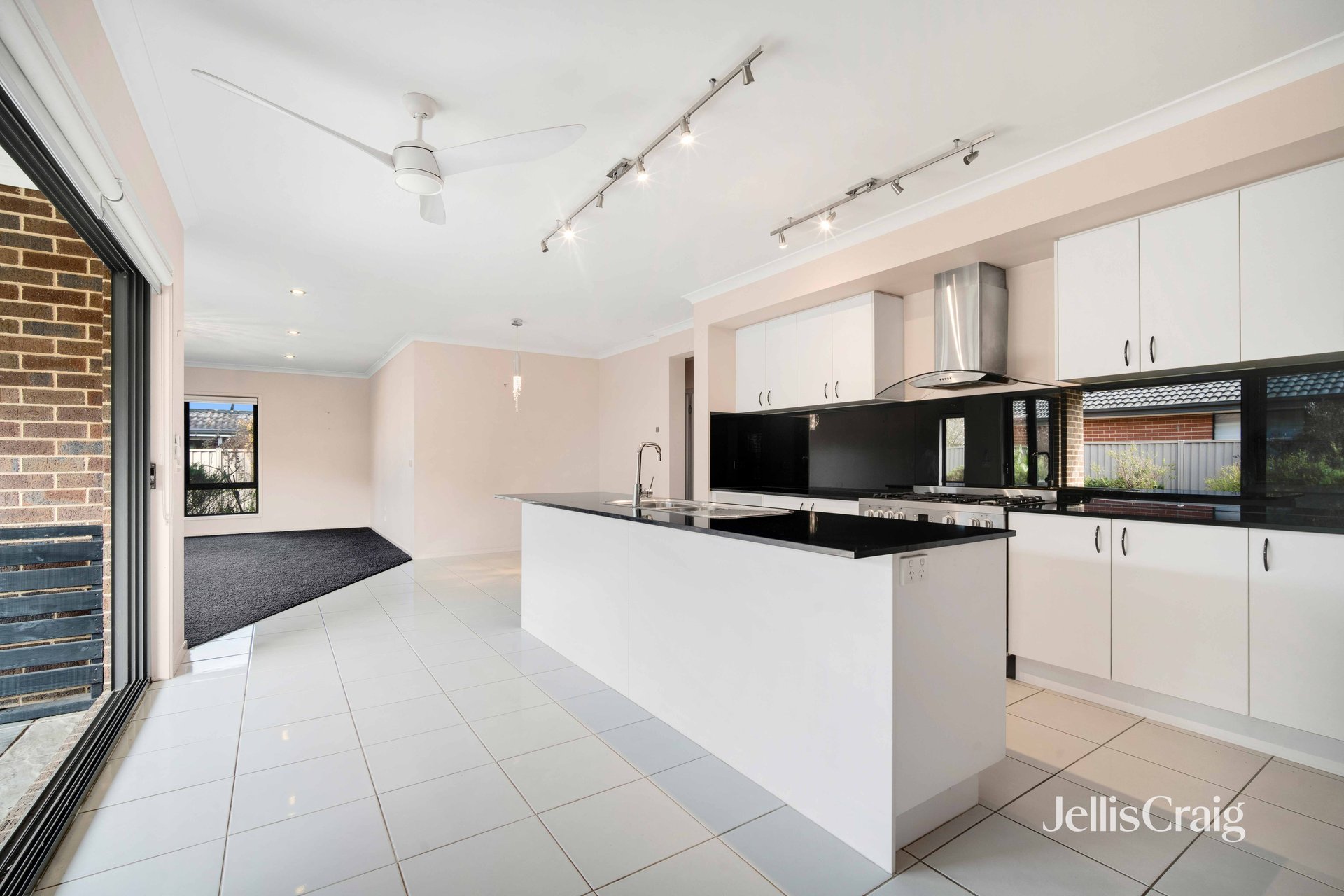 16 Carbine Drive, Alfredton image 2