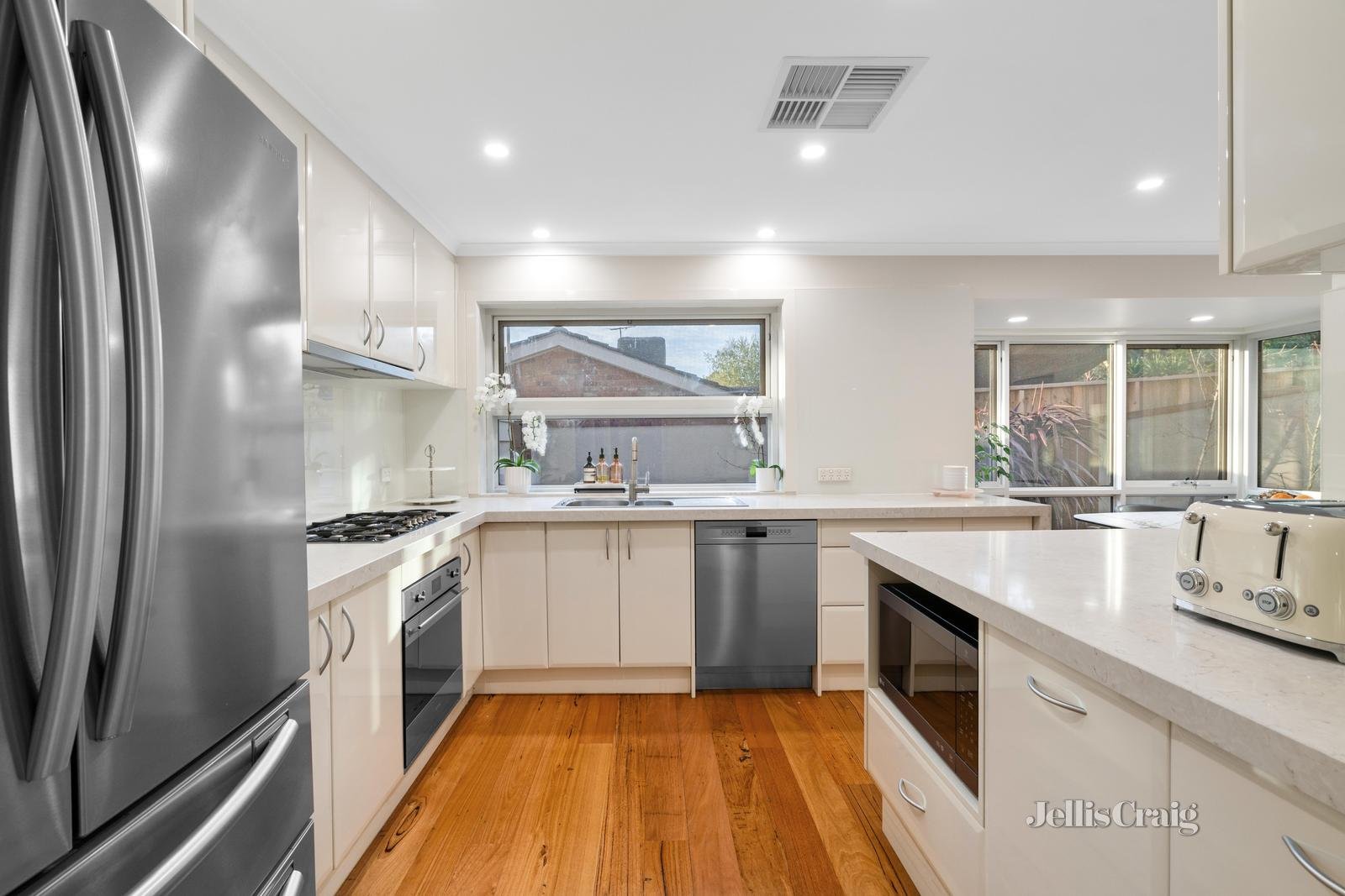 16 Coolabah Drive, Eltham image 5