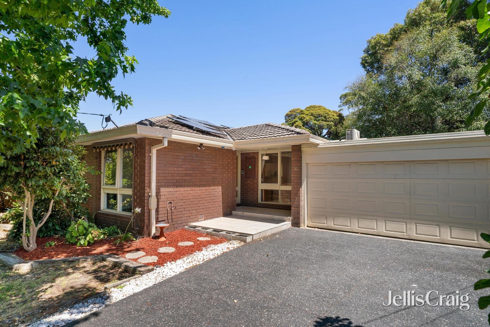 16 Crimson Avenue, Blackburn&nbsp;South image 1