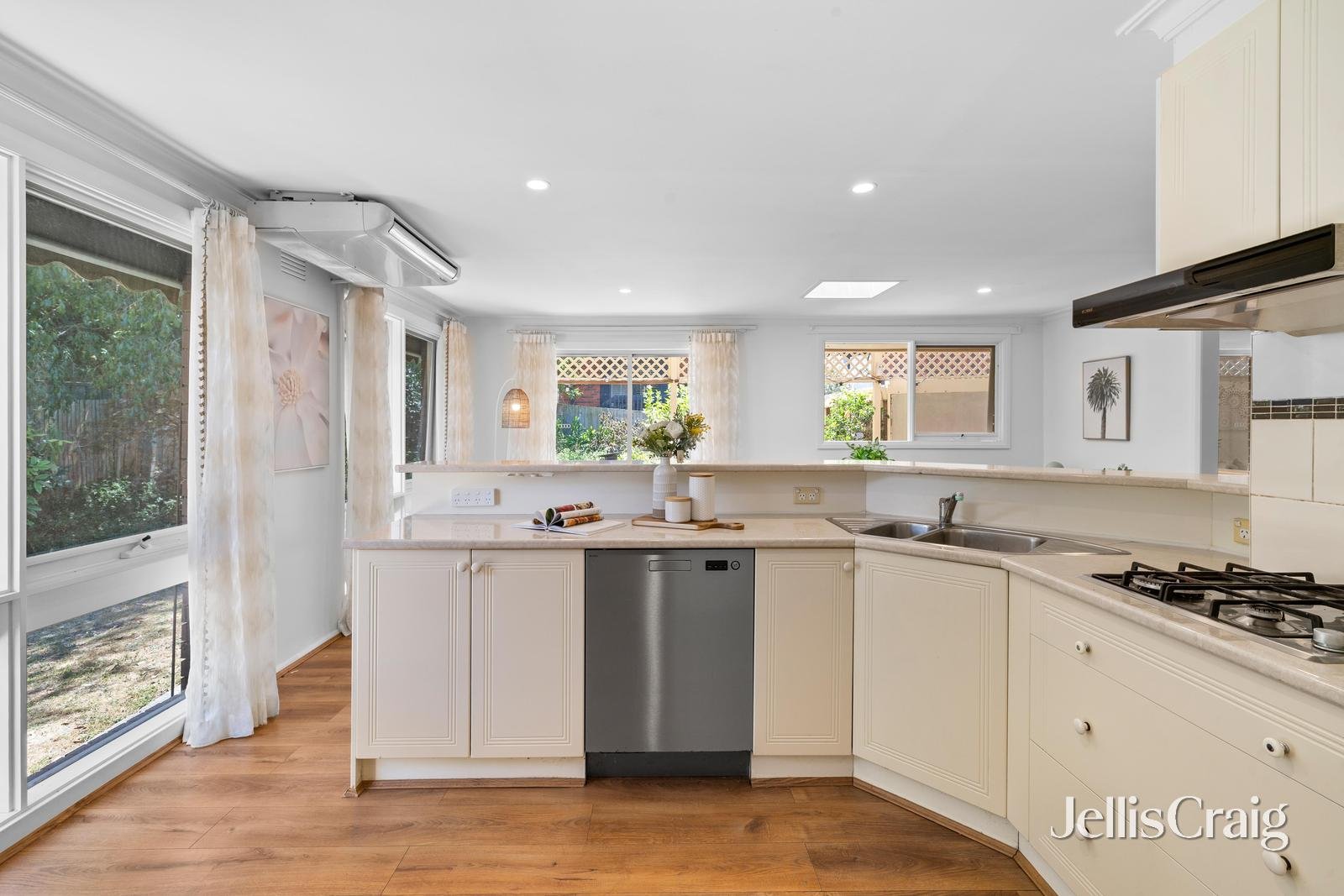 16 Crimson Avenue, Blackburn&nbsp;South image 4