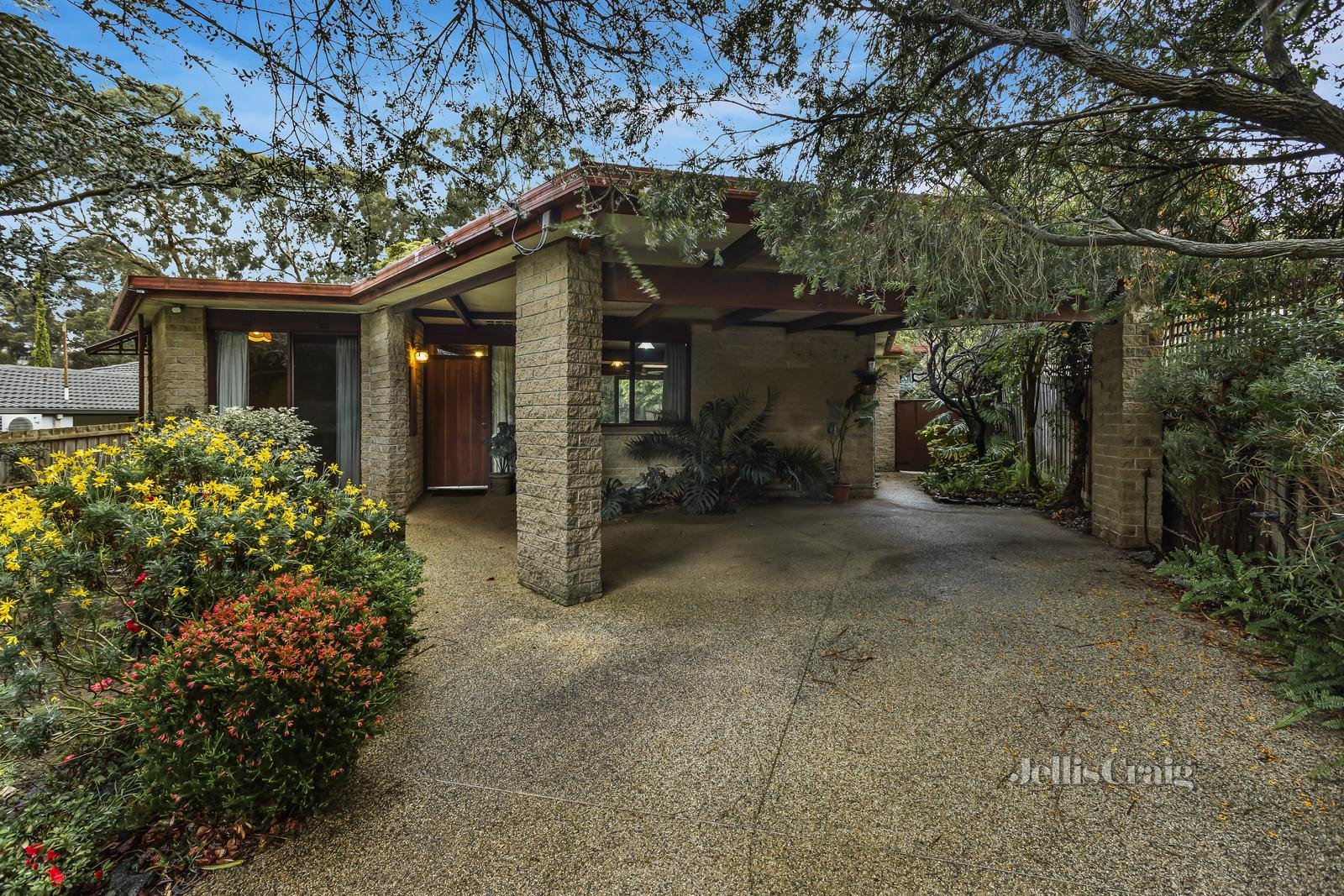 16 Crosby Drive, Glen Waverley image 1