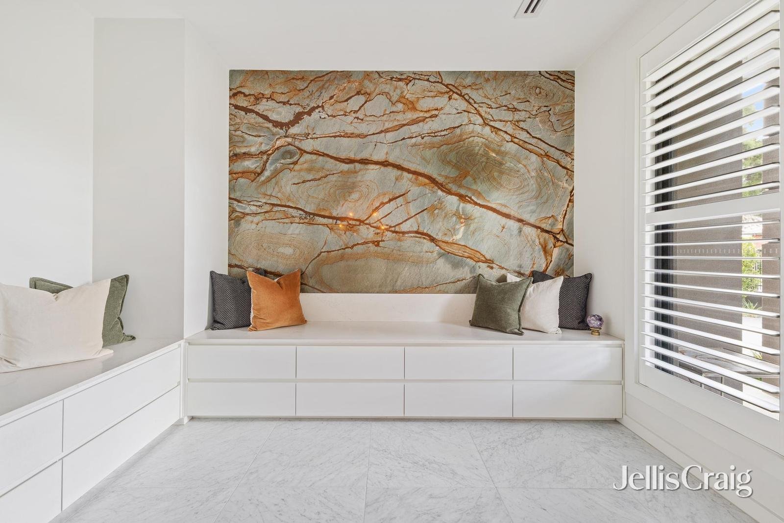 16 Earlwood Drive, Wheelers Hill image 3