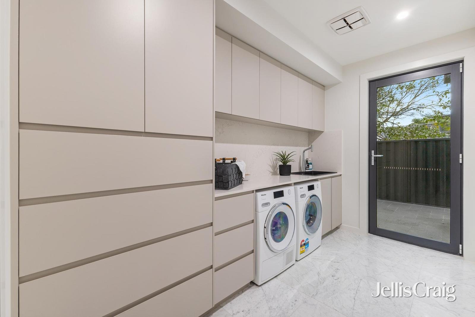 16 Earlwood Drive, Wheelers Hill image 19