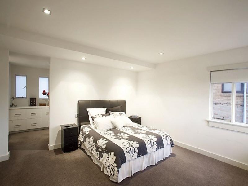 16 Elm Grove, Kew East image 5
