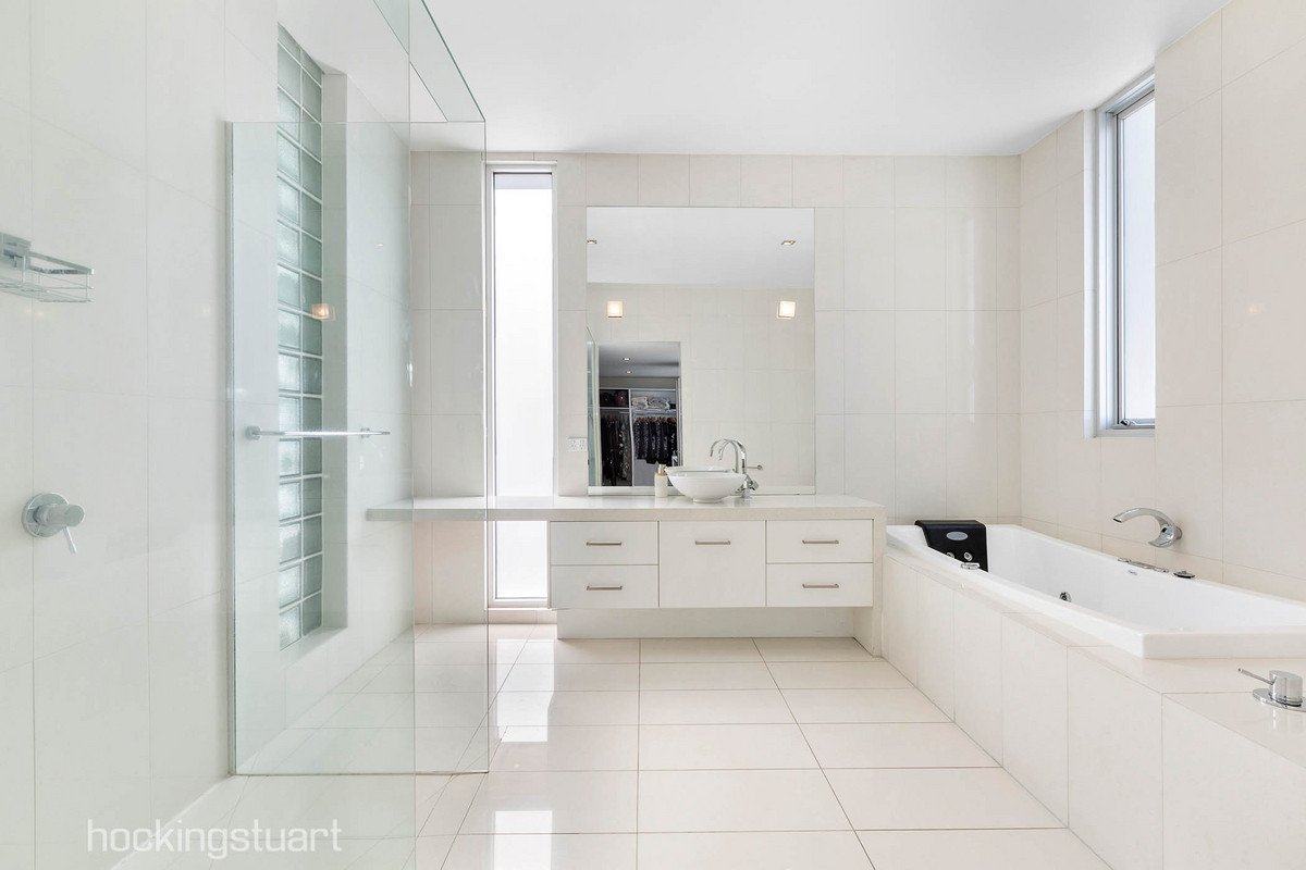 16 Elm Grove, Kew East image 6