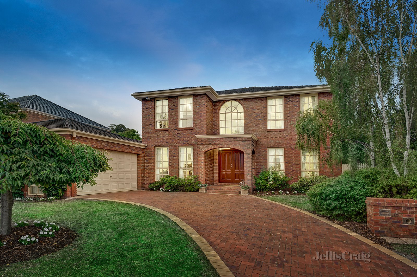 16 Epworth Court, Glen Waverley image 2