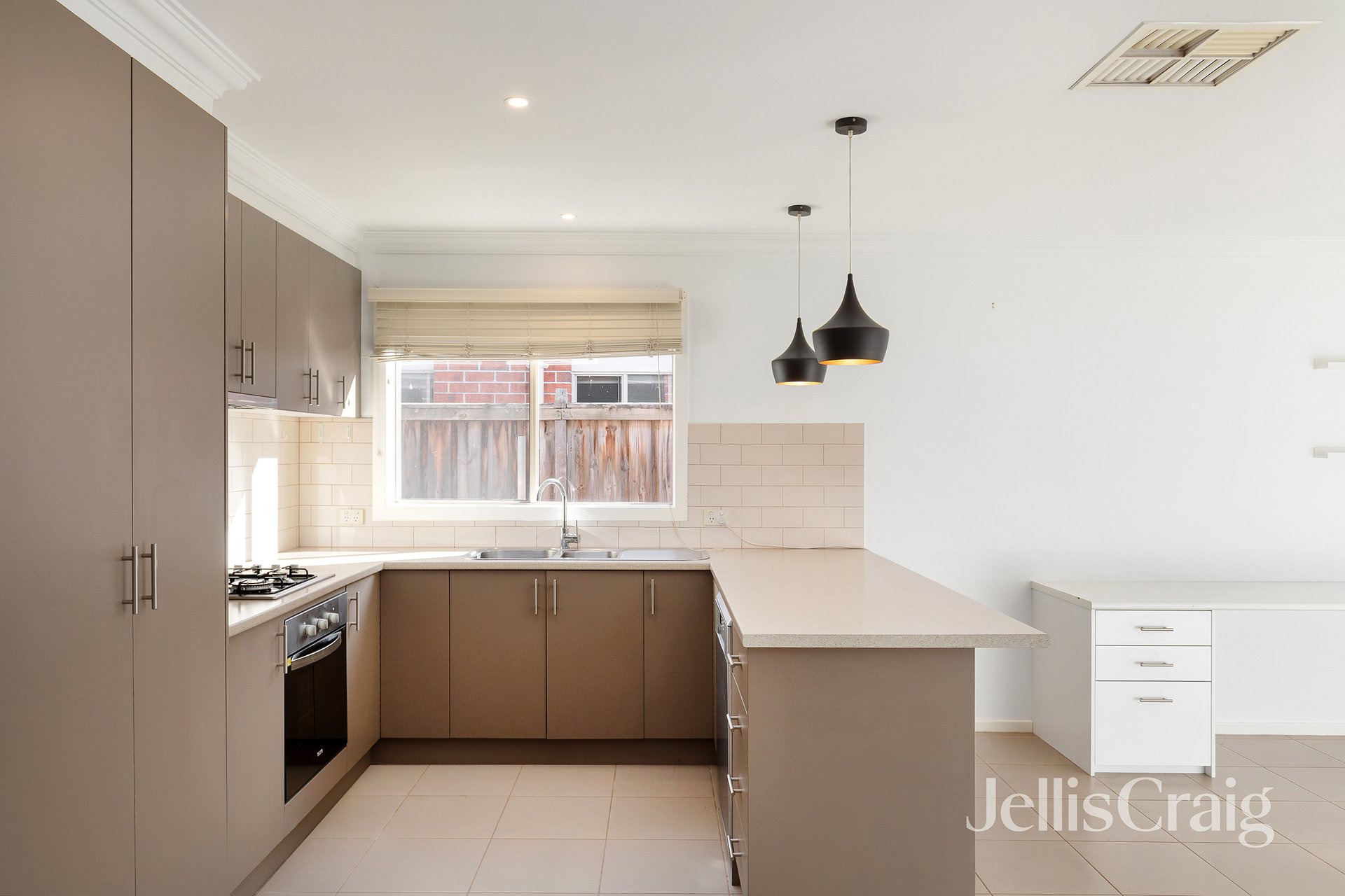 16 Gillow Grove, Doreen image 2