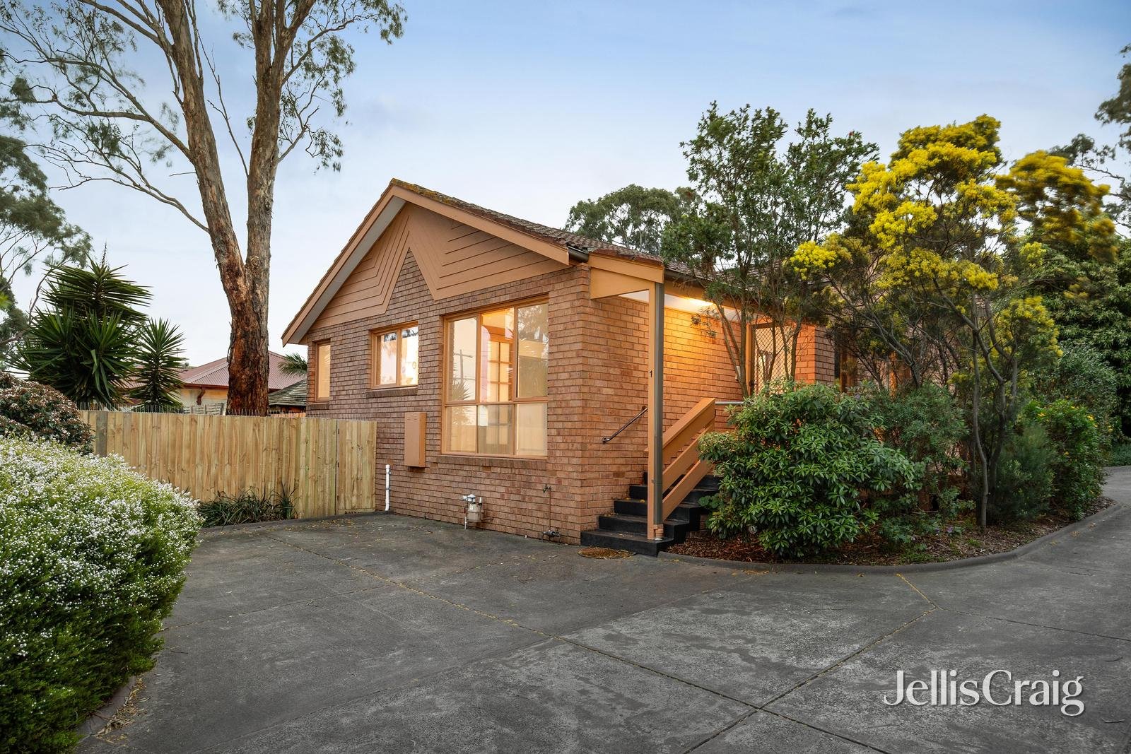 1/6 Gladstone Road, Briar&nbsp;Hill image 1