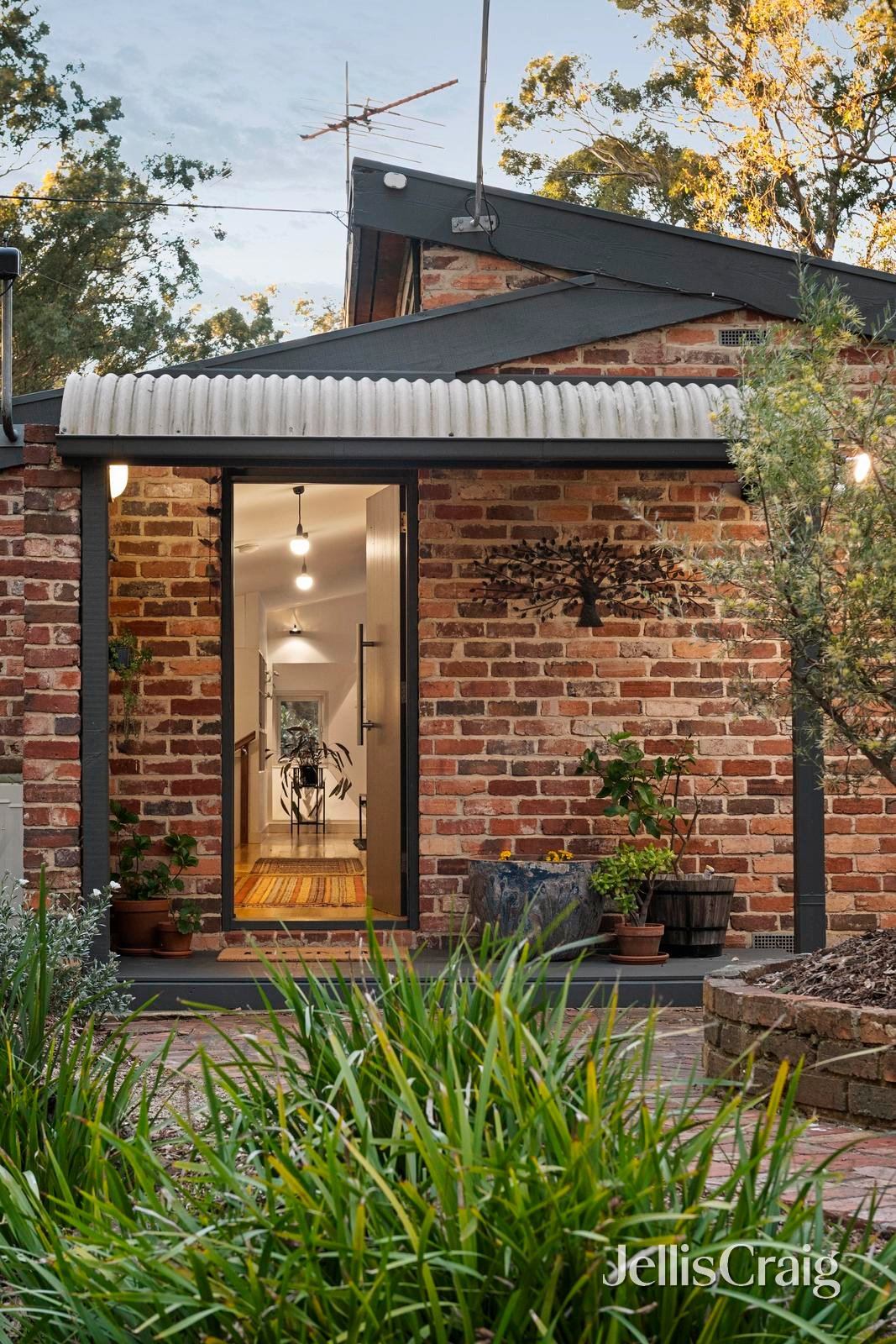 16 Glenister Drive, Eltham image 2