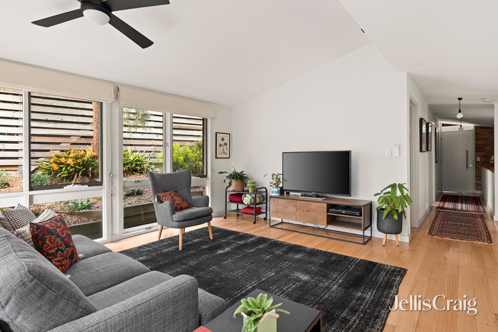 16 Glenister Drive, Eltham image 5