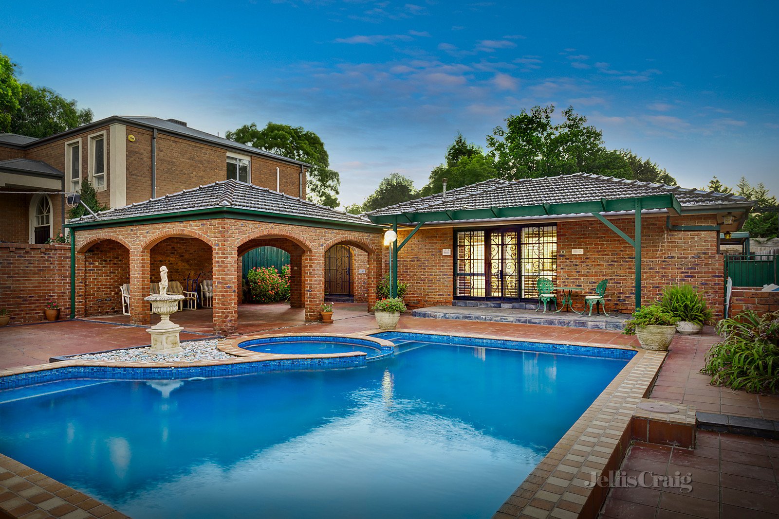 16 Grey Street, Balwyn image 1