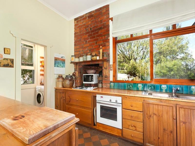 16 Hannaslea Street, Box Hill image 4