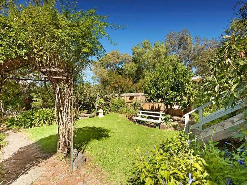 16 Hannaslea Street, Box Hill image 8