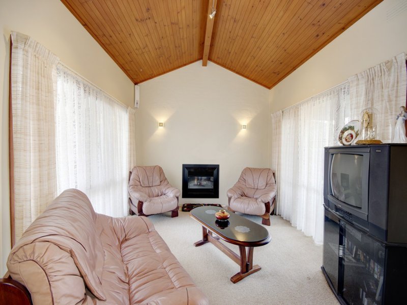 16 Hazlewood Crescent, Leopold image 6