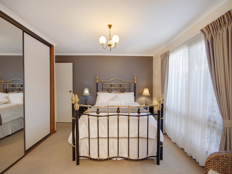 16 Hazlewood Crescent, Leopold image 9