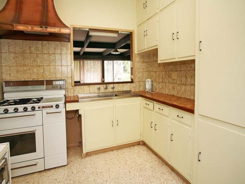 16 Hiddleston Avenue, Box Hill South image 3