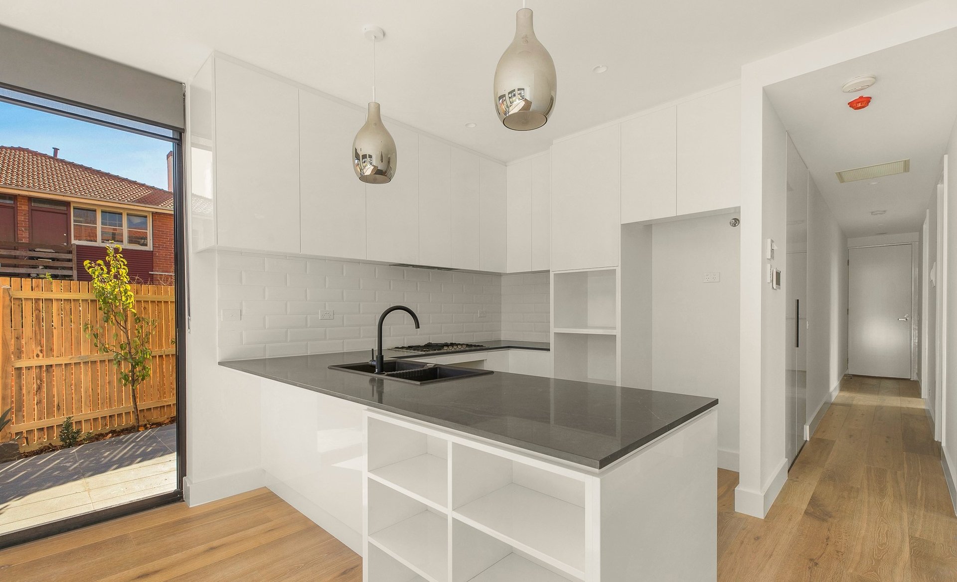1/6 Hood Street, Elwood image 3