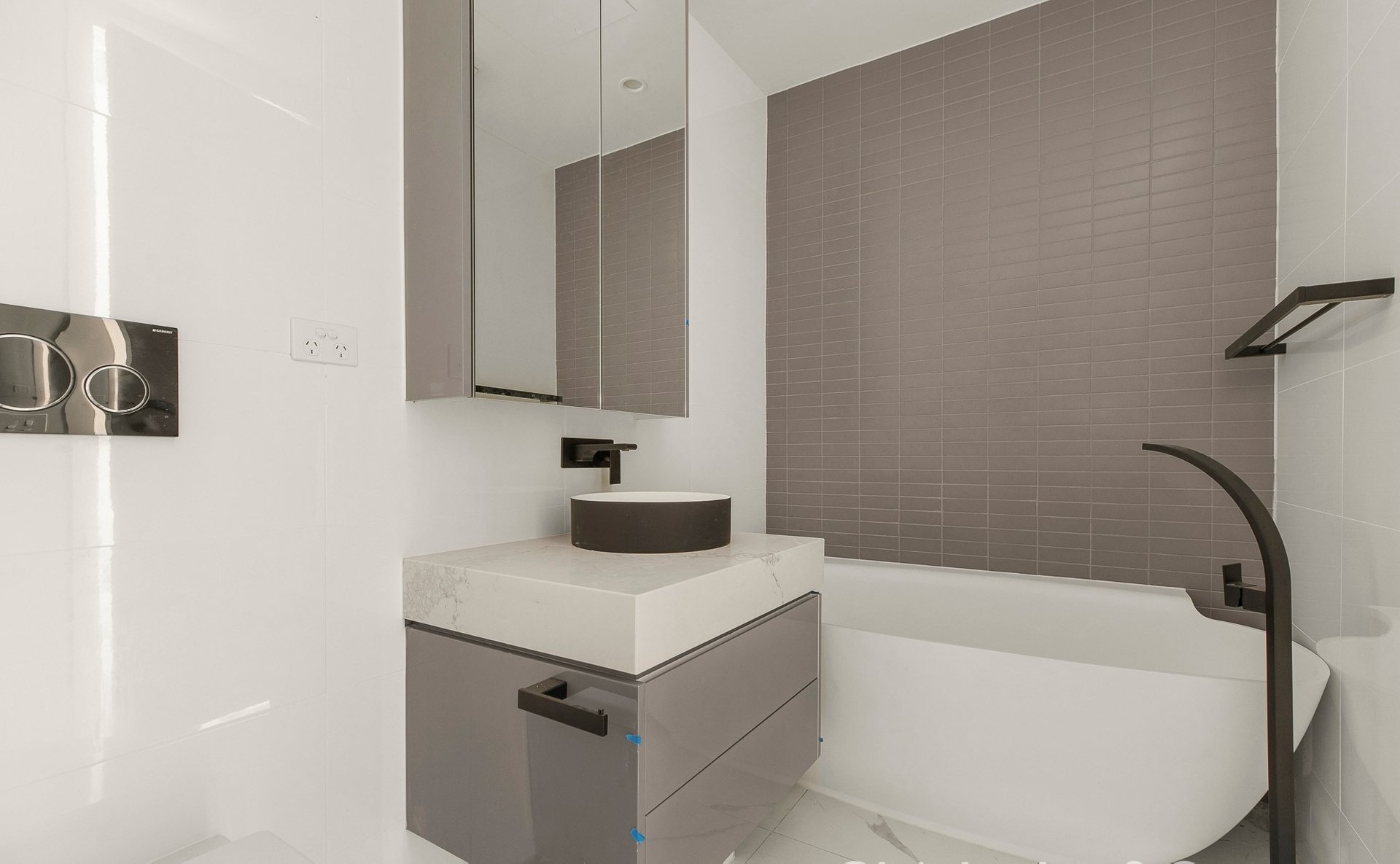 1/6 Hood Street, Elwood image 5
