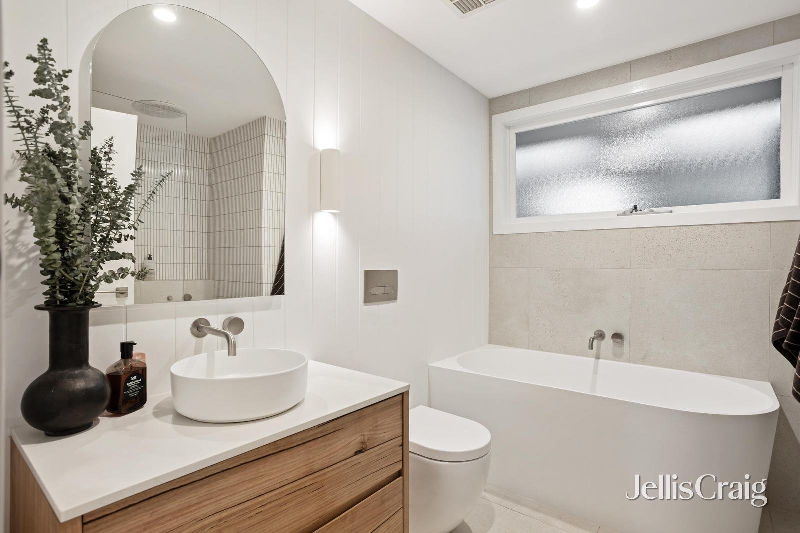 16 Huntingdon Avenue, Bayswater North image 8