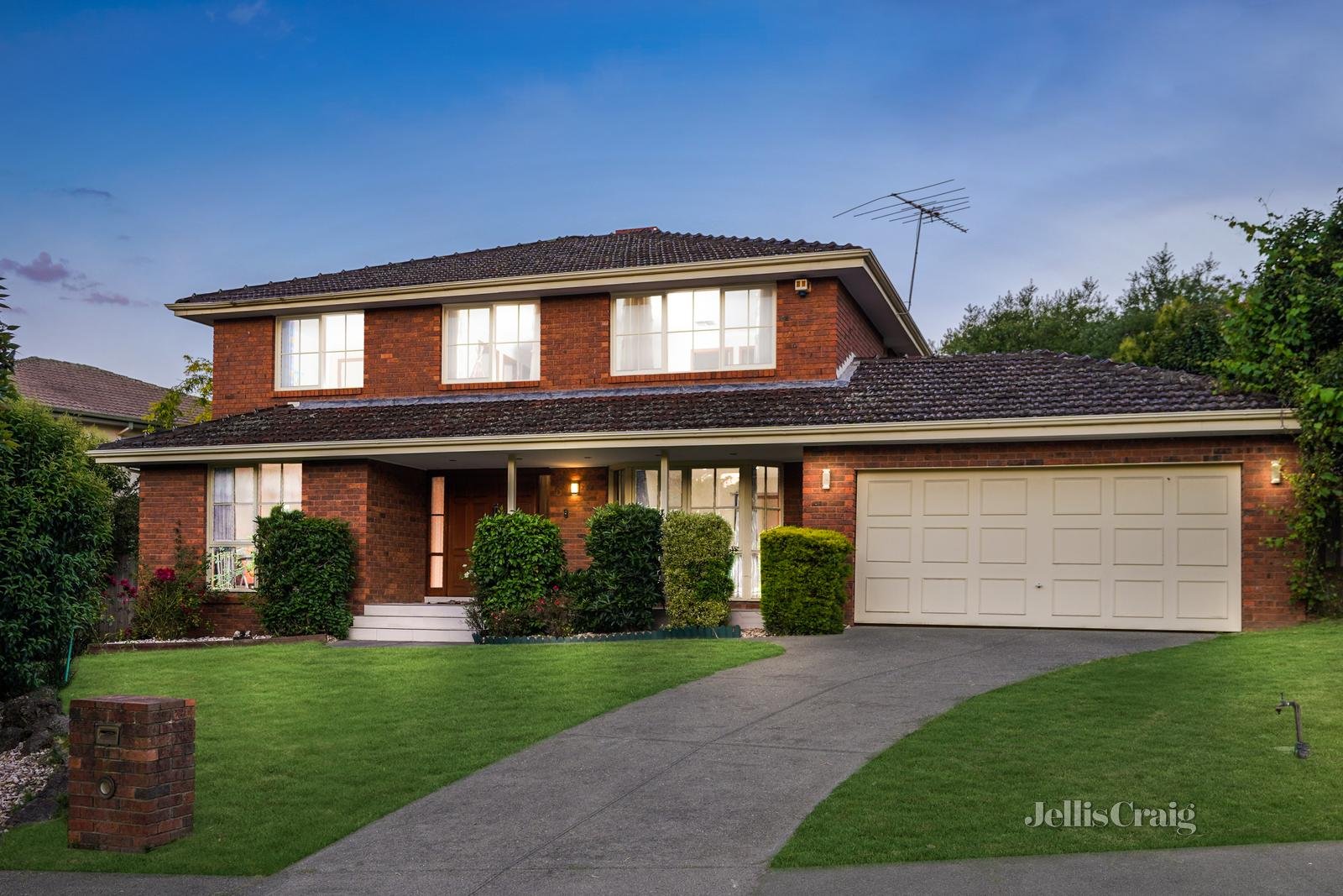 16 Huntingfield Drive, Doncaster East image 1