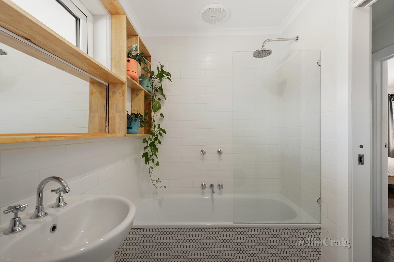 1/6 Irvine Crescent, Brunswick West image 8