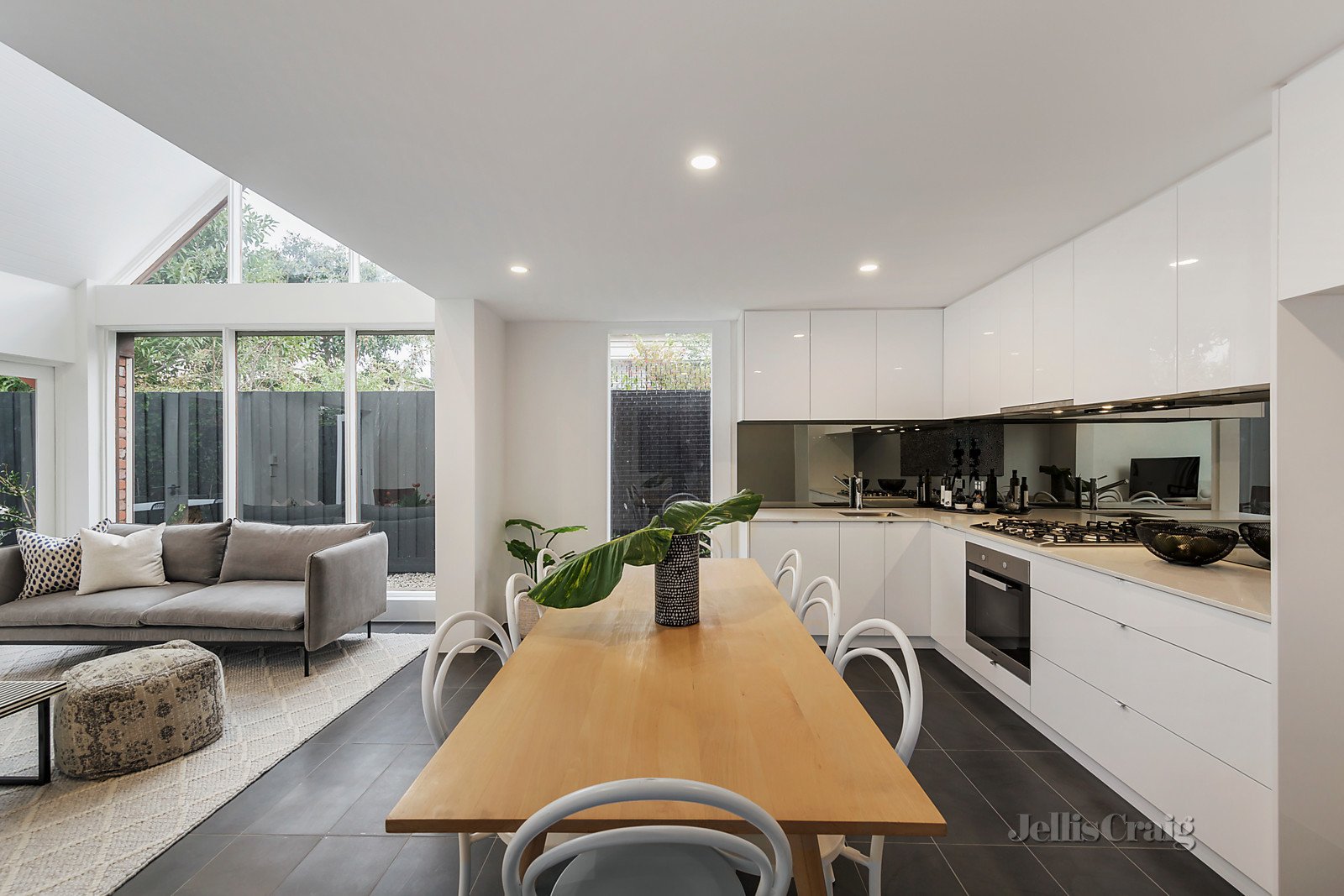 16 Lang Street, South Yarra image 2