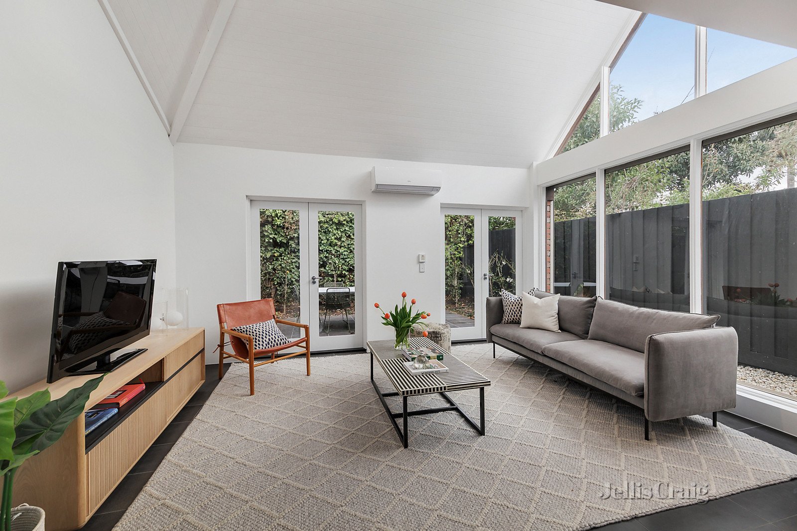 16 Lang Street, South Yarra image 3