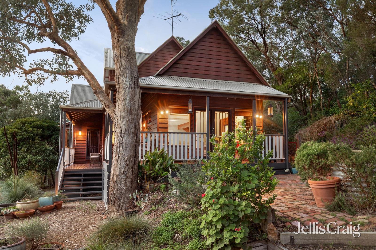 16 Lynnbrae Avenue, Hurstbridge image 2