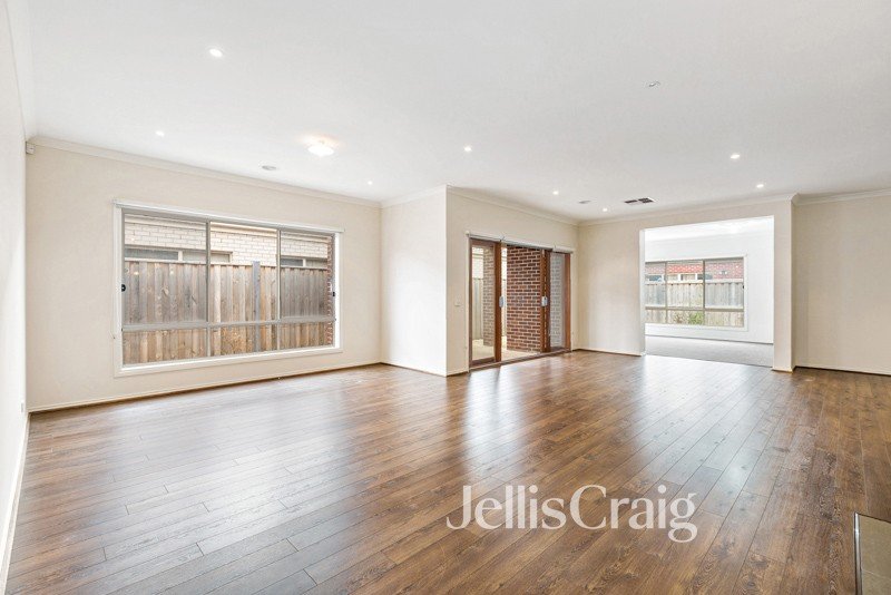 16 Malibu Boulevard, Point Cook image 2