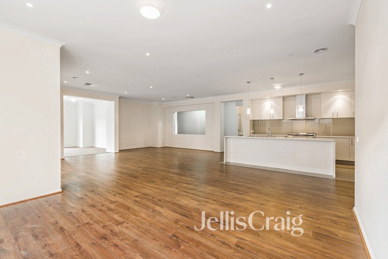 16 Malibu Boulevard, Point Cook image 4
