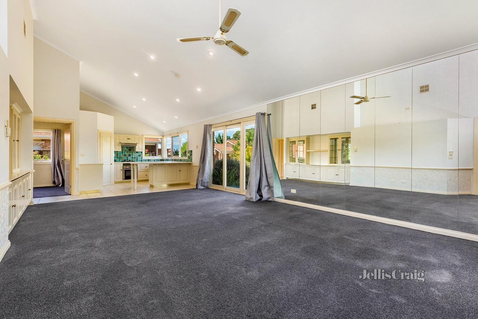 1/6 Maltby Drive, Castlemaine image 3