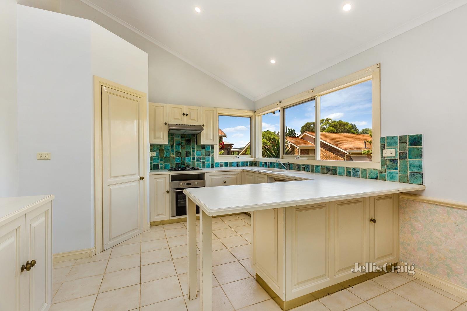 1/6 Maltby Drive, Castlemaine image 4